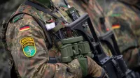Своих бросают: НАТО отказалось поддержать Украину
Как альянс вынудил Россию провести операцию на Украине
&nbsp;

НАТО отказалось поддержать Украину, хотя именно действия альянса послужили главной причиной для проведения российской военной спецоперации в республике. О том, как НАТО обмануло сразу двух участников конфликта, нарушив свои обещания, &mdash; в материале &laquo;Известий&raquo;.
Шулерское поведение
Сразу после развала Советского Союза началось быстрое расширение НАТО на восток. Просьбы российской стороны не приближать военные базы к ее границам игнорировались годами под самыми разными предлогами. К примеру, в НАТО утверждали, что американские ракеты в Европе нужны для предупреждения возможной атаки со стороны Ирана. И всё время говорили о твердых гарантиях безопасности для России.
Несмотря на обещания не разворачивать базы на востоке, их становилось всё больше: в Польше, Эстонии, Латвии, Литве. Сейчас от базы НАТО в эстонском Тапа до Санкт-Петербурга всего 400 км.
Российские власти годами призывали альянс к соблюдению договоренностей. Президент Владимир Путин говорил об опасности продвижения НАТО к границам России в известной мюнхенской речи в 2007 году. В 2013-м президент снова заявил, что НАТО своими действиями создает угрозу для России. &laquo;И вы хотите сказать, что мы проводим агрессивную политику?&raquo; &mdash; добавил глава государства.
В 2022 году он прямо назвал обманом все &laquo;гарантии&raquo; и &laquo;обещания&raquo; западных стран. Президент напомнил, что их политика не раз была построена на лжи.
&laquo;На глазах у всего мира госсекретарь США тряс какой-то пробиркой с белым порошком, уверяя всех, что это и есть химическое оружие, разрабатываемое в Ираке. А потом оказалось, что всё это подтасовка, блеф: никакого химического оружия в Ираке нет. Невероятно, удивительно, но факт остается фактом. Имело место вранье на самом высоком государственном уровне и с высокой трибуны ООН. А в результате &mdash; огромные жертвы, разрушения, невероятный всплеск терроризма. В этом ряду и обещания нашей стране не расширять ни на один дюйм НАТО на восток. Повторю &mdash; обманули, а выражаясь народным языком, просто кинули. Такое шулерское поведение противоречит не только принципам международных отношений, но прежде всего общепризнанным нормам морали и нравственности. Где же здесь справедливость и правда? Одна лишь сплошная ложь и лицемерие&raquo;, &mdash; сказал Путин.
Опасные связи
Особенно болезненной для России стала попытка НАТО завязать тесные отношения с двумя бывшими республиками СССР &mdash; Грузией и Украиной. Для обеих стран была разработана так называемая бухарестская формула. Грузии с Украиной представили план действий по членству в НАТО. В результате его реализации под боком у России должны были появиться новые военные базы и объекты, а также вероятный военный противник с протяженной сухопутной границей.
Официальное вступление Грузии и&nbsp;Украины&nbsp;затормаживалось и буксовало из-за опасений местных политиков и из-за позиции России. Однако отзыва &laquo;бухарестской формулы&raquo; о том, что Украина и Грузия станут членами альянса, до сих пор не произошло.
Отношения НАТО, особенно с Украиной, нарастали и укреплялись, невзирая на опасения России.
Американские военные инструкторы много лет обучали украинскую армию, в том числе наступательным операциям. Украину буквально накачивали иностранными военными советниками &mdash; они присутствовали в республике уже на постоянной основе. На территории Украины проводились совместные с НАТО учения. После евромайдана курс на вступление в альянс был внесен в конституцию страны.
Украина стала своего рода гражданской супругой для НАТО. От одних только&nbsp;США&nbsp;Украина стала получать ежегодную военную помощь в несколько сотен миллионов долларов, а затем и летальное оружие.
Формально нейтральная страна стремительно вооружалась. В Очакове и Бердянске появились военно-морские базы, оборудованные по стандартам НАТО, очевидно, для сдерживания и угроз в адрес России.
России не оставили выбора
В декабре 2021 года МИД в очередной раз потребовал гарантии от западных партнеров и предложил проекты соглашений с США и НАТО о безопасности. Там прописан отказ НАТО от дальнейшего расширения на восток, в том числе отказ от принятия в ее состав Украины, а также содержится пункт об ограничениях на размещение серьезных наступательных вооружений, в частности ядерных.
В МИДе подчеркивали, что для России имеет принципиальное значение достижение юридически обязывающих гарантий безопасности, однако получить их не удалось.
Столкновение Украины и России было неизбежным еще и потому, что появление на границе до зубов вооруженной страны, которая декларирует свою неприязнь к России и регулярно заявляет претензии на&nbsp;Крым&nbsp;(который воспользовался международным правом на самоопределение), недопустимо.
Запад и Украина не оставили России выбора. На встрече с представителями бизнеса&nbsp;Владимир Путин&nbsp;сказал об этом прямым текстом: &laquo;Нам не оставили шансов поступить иначе. Риски в сфере безопасности создали такие, что другими средствами отреагировать было невозможно. Все попытки по нулям&raquo;.
Если бы Россия отказалась от специальной военной операции, то в будущем пришлось бы иметь дело с противником &mdash; членом НАТО, то есть конфликт почти мгновенно перерос бы в третью мировую и, скорее всего, ядерную войну.
Невыполнимые обещания
Избежать этого можно было, если бы Запад предоставил Москве гарантии безопасности, однако был получен отказ. В результате России пришлось приступить к демилитаризации Украины.
Но Украину ждал неприятный сюрприз. Не сдержав обещания, данные России, НАТО точно так же &laquo;кинуло&raquo; Украину &mdash; никакой реальной поддержки она не получила.
Об этом не постеснялись сказать и европейские политики. Один из депутатов заявила в бундестаге: &laquo;Было фатальной ошибкой дразнить Украину невыполнимыми обещаниями, а именно, вступлением в Евросоюз и вступлением в НАТО. Тем самым мы втянули Украину в эту конфронтацию и в это опасное испытание. Умнее было бы поступить так, как сказал еще в 2014 году Генри Киссинджер. Он уже тогда сказал правильно: &laquo;Чтобы Украина смогла выжить и развиваться, Украине нельзя быть ничьим аванпостом&raquo;.
Двойной обман НАТО привел к вооруженному конфликту, которого можно было избежать, если бы западные страны услышали многолетние обращения России.
