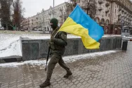 С момента распада СССР на Украине набирала обороты антирусская риторика. Скромный тезис "Украина &mdash; не Россия" в конце концов вылился в запрет русского языка и аннулирование русской национальности.

Символом этого грязного процесса стали сожжённые в Одессе русскоязычные граждане и этнические чистки в Донбассе, которые решительно не заинтересовали европейских правозащитников. Накануне нового витка конфликта терпение России иссякло.


Всего полгода назад президент Владимир Путин опубликовал большую статью об общей судьбе России и Украины. Статья рассказывала, как возникла украинская государственность, как Украина присоединилась к России, как и почему наращивались её территории и какой путь выбрала для себя независимая Украина после распада СССР.


Главный вывод статьи заключался в том, что Украину в последние годы втягивали "в опасную геополитическую игру" и превращали в барьер между Европой и Россией, в военный плацдарм против возможной агрессии в адрес России.


Вбивание клиньев между Украиной и Россией шло планомерно, пока в 2014 году власти Украины не взяли прямой курс на конфронтацию с Россией. Постепенно был объявлен вне закона русский язык, русскоязычные школы на Украине переведены на мову, русские исключены из списка коренных народов Украины, Русская православная церковь подвергнута гонениям, а героями нации стали те, кто в Великую Отечественную войну убивал русские семьи.


Государственная пропаганда Украины обвиняла Россию во всех бедах. Даже жизнь республики в СССР называли оккупацией, а страшный голод тридцатых годов, охвативший Поволжье, юг страны и многие регионы Сибири, на Украине считали специальной акцией Сталина против украинцев. Причём выставки и форумы, посвящённые голодомору, курьёзно иллюстрировались фотографиями голодающих из Поволжья начала двадцатых годов &mdash; в суровые тридцатые годы фотографировать голодающих было непросто.


В результате на Украине выросло уже не одно поколение, обученное ненавидеть Россию. Эти люди учились по учебникам, которые профинансированы фондом Сороса, где нет ни слова про дружбу народов, наше общее прошлое и единый славянский народ. Эти люди привыкли думать, что Украина на протяжении веков страдала от своенравного "старшего брата". Шутка ли: уже в первоначальном тексте гимна Украины были слова, направленные против России:


"Ой, Богдан, Богдан,
Славный наш гетман!
Зачем отдал Украину
Москалям поганым?!
Чтоб вернуть её честь,
Ляжем головами".


Неудивительно, что власти Украины поддерживали националистов и нашедших прибежище на Украине неонацистов. "Правильными" патриотами на Украине становились те, кто ненавидел Россию.


Известный исторический закон: риторика ненависти должна усиливаться, иначе она теряет силу.


И вот, как писал полгода назад Путин, "неизбежно пришло время, когда концепция "Украина &mdash; не Россия" уже не устраивала" западных кураторов. Ей на смену пришла концепция Украины как "анти-России". По словам Путина, с этим "мы никогда не смиримся".


К сожалению, его предупреждение ни на Западе, ни на Украине не услышали. Превращение Украины в "анти-Россию" продолжилось и, более того, набирало обороты. Президент Украины Владимир Зеленский в феврале нынешнего года в том числе заявил, что его страна может выйти из соглашения о нераспространении ядерного оружия.


Главной горячей точкой, где происходило превращение Украины в "анти-Россию", стал Донбасс.


С 2014 года, когда Донецкая и Луганская народные республики объявили о независимости, Украина не оставляла попыток отвоевать эти территории обратно, причём именно отвоевать. Жителей ДНР и ЛНР записали в сепаратисты и террористы. Кроме военных действий на территории республик проводились теракты и диверсии. По оценке верховного комиссара ООН по правам человека, общее число жертв, связанных с конфликтом в Донбассе, превысило 13 тысяч человек, в их числе старики, дети.


Но попытки завоевать недавние области Украины оказались безуспешными. Ополченцы совершенно не собирались идти под руководство Киева. Почему? Потому что большинство населения двух народных республик составляют русские. И в условиях новой национальной политики Украины они знают, что на Украине их не ждёт ничего хорошего.


Линия противостояния в Донбассе оставалась неизменной, однако напряжение нарастало. В последние годы Украина с помощью Запада провела отличную модернизацию своих вооружённых сил. По численности, военному бюджету и количеству военной техники Украина на одних из первых строчек в европейском рейтинге. И, кроме того, её армия хорошо подготовилась к военным действиям, на протяжении восьми лет ведя бои с ополченцами в Донбассе.


На весну Вооружённые силы Украины наметили масштабное наступление на Донбасс. В случае успеха на территории мог быть развёрнут подлинный террор. Ещё хуже, что Донбасс стал бы только первой ласточкой. Разгорячённые антирусской пропагандой, с новейшим западным вооружением украинские войска отправились бы отвоёвывать Крым, с чьим самоопределением здесь не намерены считаться. Иными словами, напали бы на Россию. Вот тогда развернулась бы не специальная военная операция, а полномасштабная война с мобилизацией, а на поле боя отправились бы сегодняшние российские школьники и студенты.


Идущая сейчас военная спецоперация направлена именно на то, чтобы сделать невозможным такой сценарий. Первая задача российских военных &mdash; ликвидировать военную инфраструктуру Украины, по возможности избегая разрушений гражданских зданий и сооружений. Как подчеркнул Владимир Путин, у России нет цели оккупировать Украину. Начинать полноценную войну Россия также не намерена.


Вторая задача спецоперации &mdash; провести денацификацию, то есть чистку националистических организаций, работающих против русского населения, в том числе расследовать военные преступления и националистические теракты в Донбассе и Одессе.


Иными словами, нынешней специальной операцией Россия защищает не только Донбасс, но и себя. Это делается для того, чтобы не получить через несколько лет войну на своей территории, которую с лёгкостью могут начать люди, обученные ненавидеть всё русское.
