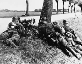 
Западу не удалось повторить 1941 год




&nbsp;

&nbsp;
&nbsp;




В сороковых годах советское руководство слишком доверилось обещаниям Германии не нападать на СССР. В результате мы получили вероломное нападение, миллионы погибших, немецкие войска возле Москвы, блокаду Ленинграда. На подобные голословные обещания уже со стороны НАТО Россия не поддалась и вынуждено начала военную операцию на Украине.
1941 год. Сталин не верит сообщениям разведки о том, что фашистская Германия готовится напасть на Советский Союз. Агенты уже больше года передают, что Германия ведет мобилизацию, перебрасывает войска и технику к границам СССР. Разведка из месяца в месяц сообщает, что рядом с советской границей Германия возводит военные аэродромы и укрепления.
Все было зря: высшее руководство не верило, что Германия нападет на СССР. Еще 14 июня 1941 года ТАСС передавал, что Германия неуклонно соблюдает все условия советско-германского пакта о ненападении, а переброска германских войск к нашим границам связана с какими-то другими мотивами, не имеющими связи с советско-германскими отношениями. Уже через неделю фашистские войска пересекли границу СССР, начались бомбардировки военных объектов и мирных городов. Неподготовленная к нападению армия несла чудовищные потери.
История грозила повториться
После распада СССР Соединенные Штаты вместе с партнерами по НАТО запустили масштабное движение альянса на восток. Военные базы, как грибы после дождя, появились на территории Латвии, Литвы, Эстонии. Причем со стороны НАТО регулярно звучали заверения, что никакой опасности для России эти базы, конечно же, не представляют.
Последней красной линией, которую решился перейти Запад, стало снабжение Украины летальным оружием. Украина не является членом НАТО, но только официально. Неофициально она уже давно тесно связана с альянсом: на территории Украины строятся военные базы по стандартам НАТО, американские военные занимаются подготовкой украинской армии, в том числе для наступательных боев. То, что Украина не член НАТО, для альянса даже удобнее: формально у него нет баз на Украине. Западные страны регулярно говорили об этом российской стороне и утверждали, что никаких угроз для нашей страны нет.
Точно так же и Германия заявляла о мирном характере строительства своих укреплений на границе с СССР, о том, что переброска войск к нашим землям ничуть не опасна для СССР. Нацистам удалось убедить советское руководство. Накануне Великой Отечественной войны лидеры СССР верили обещаниям западных партнеров и искренне считали, что войны в ближайшей перспективе не случится. В результате упустили возможность предотвратить ее или хотя бы подготовиться к адекватному ответу на агрессию.
Если бы Советская армия была мобилизована заранее, история Великой Отечественной войны получилась бы гораздо короче, а жертв и разрушений с нашей стороны было бы в разы меньше. Более того, возможно, Германия и не решилась бы нападать на СССР, потому что задумывала только быстрый блицкриг, а не затяжную и долгую войну&hellip;
Россия извлекла правильный урок из прошлого
Последние полгода наша страна пыталась получить от западных партнеров твердые гарантии, однако безрезультатно. Переговорный процесс последних месяцев показал, что цель Запада &ndash; заболтать Россию, втянуть в бесконечные и бесплодные переговоры, а на этом фоне еще больше нарастить свое военное присутствие в Восточной Европе и на Украине. Ясно, что это усиление было направлено против России. И вполне возможно, в конце концов повторился бы 1941 год.
Для предотвращения такого развития событий Россия превентивно выступила на защиту своих границ и безопасности своих граждан. Иного выбора не было, иначе стало бы слишком поздно. У России не было права на повторение ошибок прошлого, которые так болезненно ударили по нашей стране.
В 1940 году и в начале 1941 года Советский Союз стремился предотвратить или хотя бы оттянуть начало войны. До последнего старался ничем не провоцировать потенциального агрессора, в том числе откладывал подготовку к отражению нападения.
&laquo;Попытка ублажить агрессора в преддверии Великой Отечественной войны оказалась ошибкой, которая дорого стоила нашему народу. В первые же месяцы боевых действий мы потеряли огромные, стратегически важные территории и миллионы людей. Второй раз мы такой ошибки не допустим, не имеем права&raquo;, &ndash;&nbsp;сказал Владимир Путин.
Поэтому Россия в 2022 году приняла другое решение. 30 лет болтовни завершились. Запад не захотел признавать наши права на безопасность. И настало время все назвать своими именами: США и их союзники хотят уничтожить нашу страну. Заявления о мирном характере НАТО &ndash; ложь. Руки США и НАТО давно в крови жителей Сербии, Ирака, Ливии, Сирии. Их ничто бы не остановило и от кровопролития в России.

