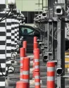 Перед электромобилями открывают шлагбаумы