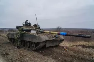 Опасный бой. Украина использует запрещенные методы


Военная спецоперация России имеет важное отличие от обычных военных операций. Российские войска принципиально ограничиваются атакой на военную инфраструктуру Украины. К сожалению, этим воспользовались украинские вооруженные формирования. Они стали использовать население в качестве &laquo;живого щита&raquo;.
Две главные цели военной спецоперации на Украине &mdash; демилитаризация (то есть уничтожение военной силы) и денацификация (то есть предание суду нацистских организаций) Украины. Поэтому с самого начала спецоперации на самом высоком уровне российские власти говорили, что гражданское население Украины не должно пострадать от действий российских военных.
К примеру, пресс-секретарь Владимира Путина&nbsp;Дмитрий Песков&nbsp;подчеркивал, что безопасность жителей Украины является одной из главных задач армии РФ.





Министр обороны Сергей Шойгу&nbsp;говорил, что свои удары армия наносит только по военным объектам и исключительно высокоточным оружием.
Однако, к удивлению российской стороны, украинские власти не стали помогать, а зачастую, наоборот, препятствуют эвакуации населения из зоны боев. Еще удивительнее, что среди жилых домов украинские военные размещают военную технику, которой обстреливают российские позиции.
&laquo;Реактивные системы залпового огня, орудия, крупнокалиберные минометы размещаются во дворах жилых домов, вблизи школ и детских садов&raquo;, &mdash; рассказал министр обороны Сергей Шойгу.
Стоит отметить, что такая военная тактика раньше применялась разве что боевиками на Ближнем Востоке. Террористы ставили на улицах городов артиллерийские установки, а в квартирах жителей размещали пулеметные гнезда, рассчитывая, что противник не станет стрелять по жилым домам, а если станет, то можно будет обвинить его в уничтожении мирных граждан.
Параллельно с этим в интернете раскручиваются видео- и фотоматериалы с кадрами разрушенных гражданских зданий, якобы пострадавших от российской стороны. Но, кто на самом деле разрушил их, где они находятся и когда велась съемка, никто с уверенностью сказать не может. Для этого нужна специальная экспертиза.
Обвинения украинских СМИ и пропагандистов в адрес российских вооруженных сил кажутся еще более нелепыми, если вспомнить, что Минобороны РФ даже предупреждает (!) о многих своих операциях.
1 марта было обнародовано предупреждение об ударах по киевской телебашне, которые потребовались для остановки информационных атак против России. Минобороны РФ призывало киевлян, проживающих рядом с телебашней, на всякий случай покинуть свои дома.
Эта история &mdash; общее правило для проходящей спецоперации.
Российская сторона не заинтересована в нанесении ущерба гражданскому населению и гражданской инфраструктуре Украины. Остаются целыми дороги и мосты, не штурмуются города. Мирные жители могут чувствовать себя в безопасности, особенно если не позволяют размещать рядом со своими квартирами боевые машины и не поддаются на провокации.
По сути, российские военные рискуют собственными жизнями. Они могли бы за пару дней завоевать Украину, но ценой жизней мирного населения. На это никто не пошел.
Наши солдаты воюют против националистов, а не жителей Украины. Точно так же наши солдаты вели себя при освобождении Вены от фашистов, когда было принято решение не стрелять по домам и заботиться о жизнях простых людей.

