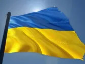 
Запад превращает Украину во Вьетнам


На территории Европы разгорается военный пожар. Запад использует спецоперацию России по защите Донбасса для того, чтобы накачать Украину современным вооружением и превратить во второй Вьетнам. Россия старается избежать войны.


Распад Советского Союза стал для Запада знаком победы в холодной войне. Громадное государство-противник развалился. Из десятка новых государств два согласились стать проводниками западной политики и фактически утратили самостоятельность: Украина и Грузия. Обе в разное время столкнулись с территориальными проблемами и попытались силой сохранить свои прежние, еще советские границы.
В результате этих проблем в 2008 году от Грузии отделились Южная Осетия и Абхазия.
А в 2014 году после государственного переворота из Украины поспешили выйти Крым и самоопределившиеся Донецкая и Луганская народные республики.
Но если Грузия фактически смирилась с потерями и не предпринимает военных усилий к тому, чтобы вернуть утраченные территории, то Украина избрала другой путь и на протяжении восьми лет проводит военную кампанию против своих недавних граждан. Конфликт временами обостряется и, судя по риторике президента Украины Владимира Зеленского, весной ожидалось очередное обострение. Иначе сложно объяснить такие воинственные реплики Зеленского как, например, угроза вернуть на Украину ядерное оружие. И это не просто риторика, и не пустые слова. Они сказаны президентом европейского государства.
В России их услышали и поняли.
Президент Владимир Путин сказал, что заявление украинского лидера Владимира Зеленского не является &laquo;пустой бравадой&raquo;. Министр обороны Сергей Шойгу добавил, что Украина обладает гораздо более серьезным потенциалом для создания ядерного оружия, чем Иран или Северная Корея. На Украине в том числе есть месторождения урана, есть мощности по его первичной переработке и остались еще старые советские специалисты-ядерщики. По экспертным оценкам, Украина может создать ядерное оружие за несколько лет.
Но зачем Украине понадобились ядерные бомбы? Только для одной цели: для сдерживания и угроз в адрес России. Например, для того, чтобы Россия не вмешивалась в войну на Донбассе и не стала в случае обострения конфликта защищать русскоязычное население в боях с националистами.



Слова Зеленского о ядерном оружии, по словам представителя российского МИД Марии Захаровой, в корне перевернули ситуацию.
Обе народные республики Донбасса обратились к России за помощью. После их признания руководство России приняло решение провести спецоперацию против вооруженных сил Украины, чтобы пресечь наступление на Донбасс и разрастание гражданской войны.
&laquo;Мы мирные люди, но наш бронепоезд стоит на запасном пути&raquo; - говорили во времена СССР. Россия тоже мирная страна, но в конце февраля наш бронепоезд пришлось вывести в сторону Украины.
Россия сразу обозначила свои приоритеты: спецоперация не является войной, ее цель &ndash; демилитаризация Украины, а гражданское население и инфраструктура пострадать не должны.
Однако на Западе спецоперацию восприняли как объявление войны Украине. Западные страны наперегонки стали говорить о поддержке и сочувствии Украине.


Поддержка оказалась курьезной.


Главная помощь, которую Украина получит от Запада &ndash; оружие.
Чехия передаст Украине пулеметы, автоматы, снайперские винтовки и пистолеты.
Австралия подарит Украине противотанковые ракеты.
Болгария поможет Украине с помощью 16 истребителей МиГ-29 и 14 штурмовиков Су-25.
Финляндия расщедрится на 2,5 тысячи винтовок и 150 тысяч патронов.
От Польши еще больше помощи &ndash; 28 самолетов МиГ-29 и кроме того, страна разрешила украинским военным летчикам пользоваться польскими аэродромами для выполнения боевых задач.



Можно быть уверенным: если бы не Россия не напомнила зарубежным &laquo;партнерам&raquo; о своем ядерном потенциале и не перевела соответствующие службы в особый режим работы, то на Украине в бой с российскими военными уже вступили бы регулярные войска НАТО. &laquo;Добровольцы&raquo; на Украине уже замечены, в том числе боевики, переброшенные из Сирии.
Все это означает превращение Украины во второй Вьетнам. Выведенная из строя военная техника заменяется новой. И спецоперация России грозит затянуться из-за &laquo;помощи&raquo; Запада.
Остается открытым вопрос: в нынешних условиях решится ли Запад подарить Украине заодно и ядерное оружие или все же побоится, что война превратится в ядерную?
